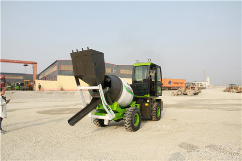 <b>建筑工程中哪種自上料混凝土攪拌罐車更合適？</b>