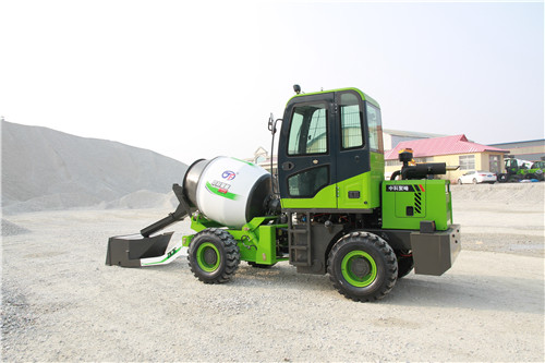 <b>在建筑工程中怎么選擇合適的自上料混凝土攪拌罐車？</b>