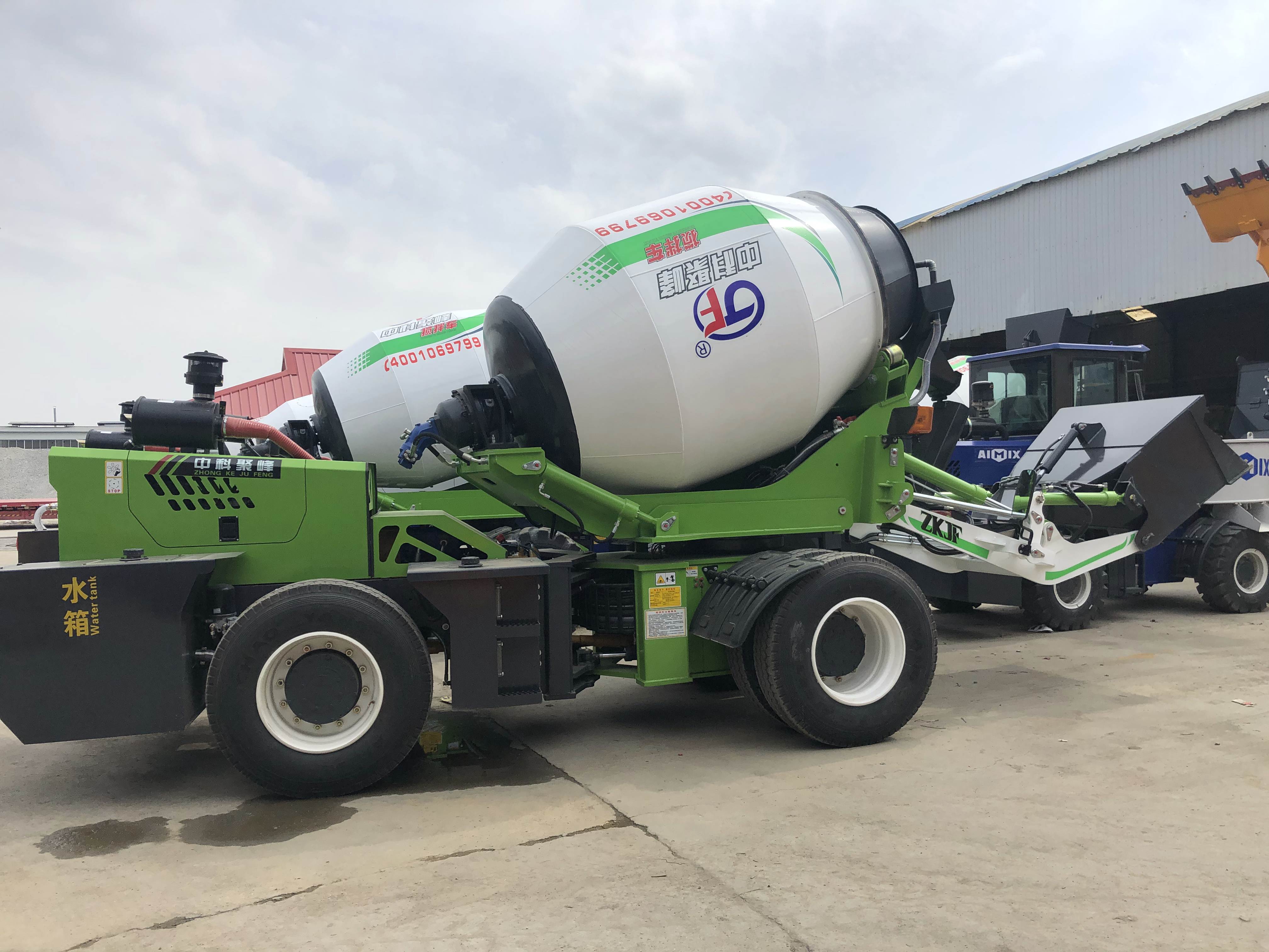 <b>自動上料混凝土攪拌車要注意清洗保養(yǎng)</b>