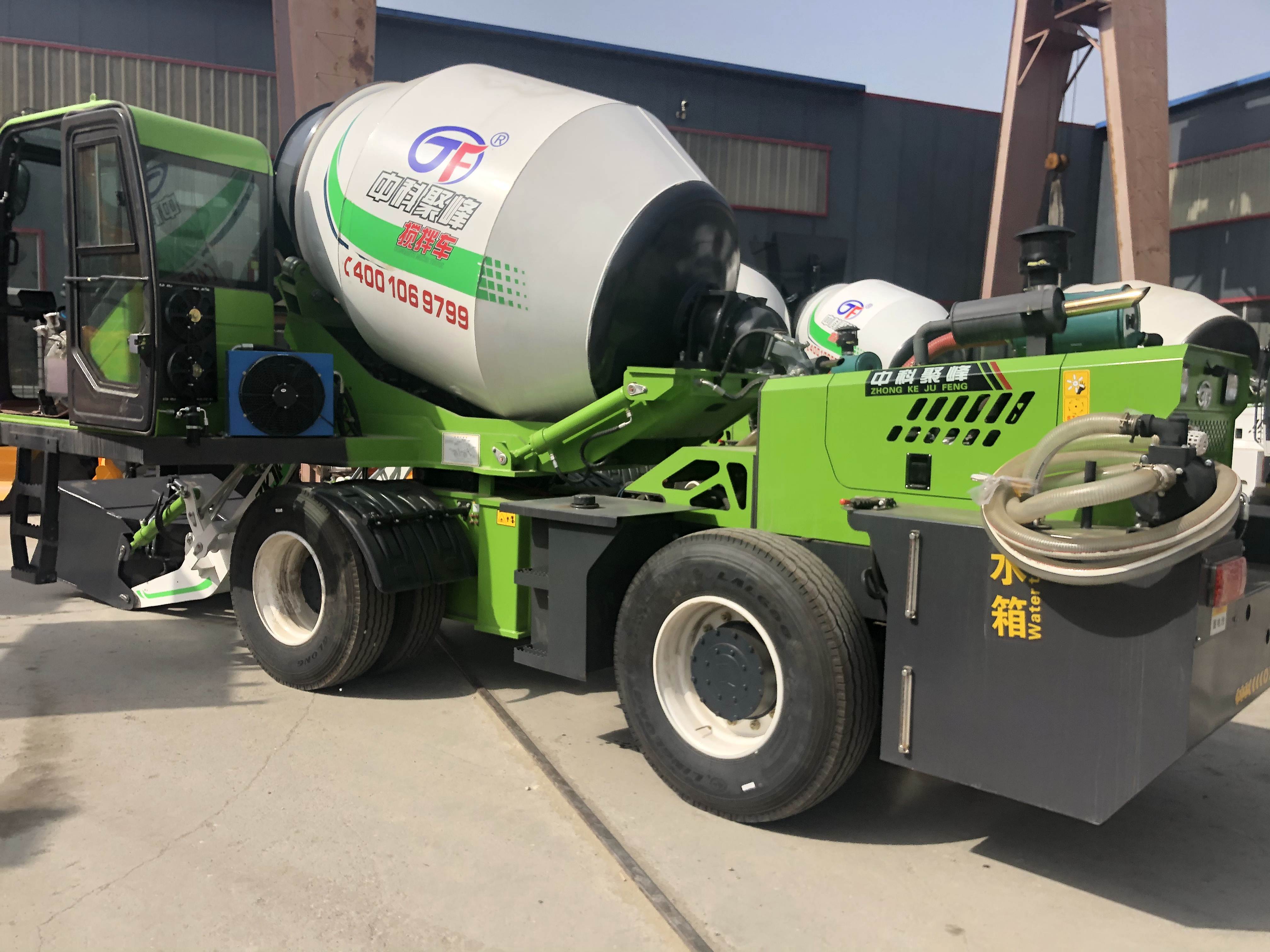 <b>自動(dòng)上料混凝土攪拌車在工程施工的流程</b>