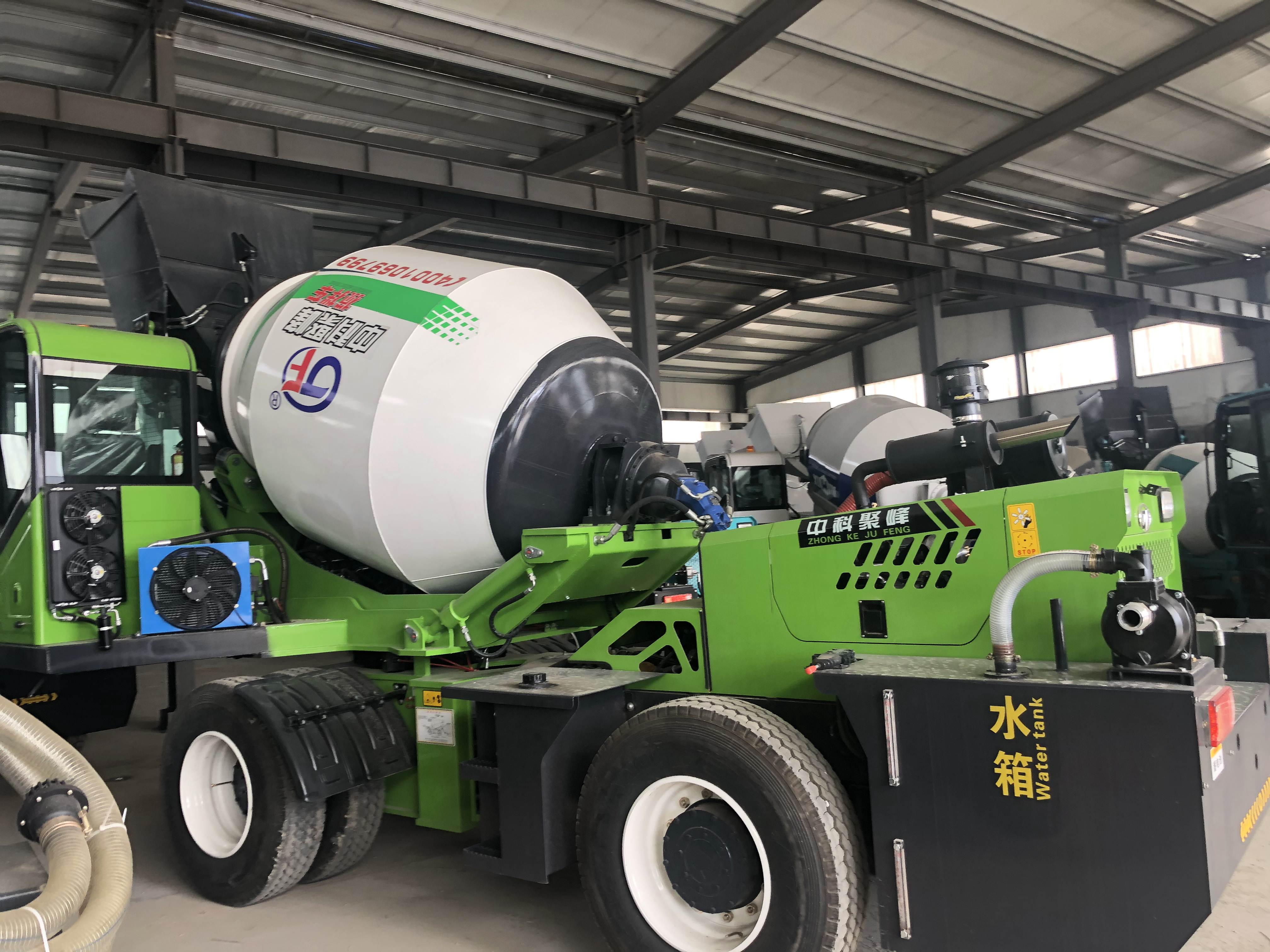 <b>混凝土攪拌罐車的購(gòu)買應(yīng)該注意哪些方面？</b>