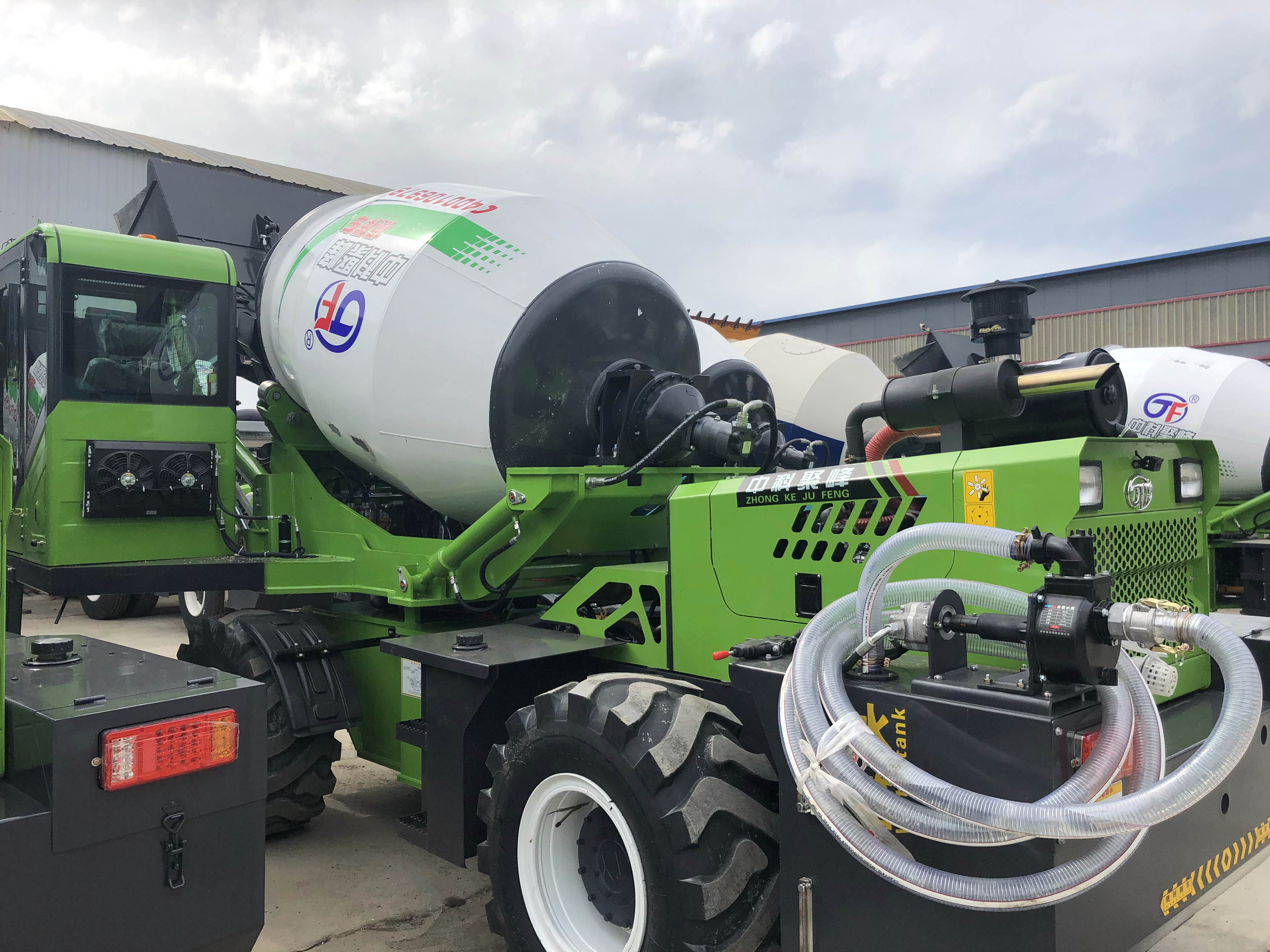 <b>攪拌車液壓泵軸端油封漏油的原因</b>