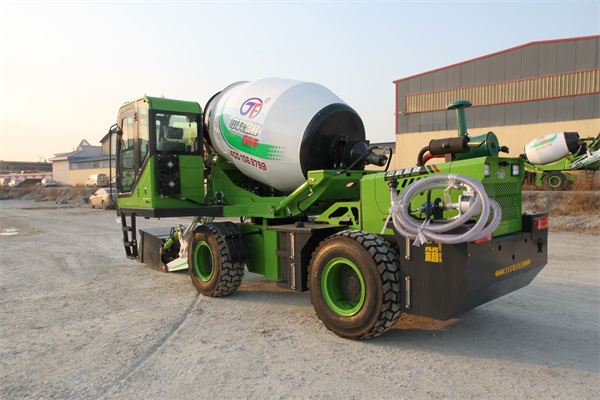 <b>自上料混凝土攪拌罐車都有哪些型號(hào)</b>