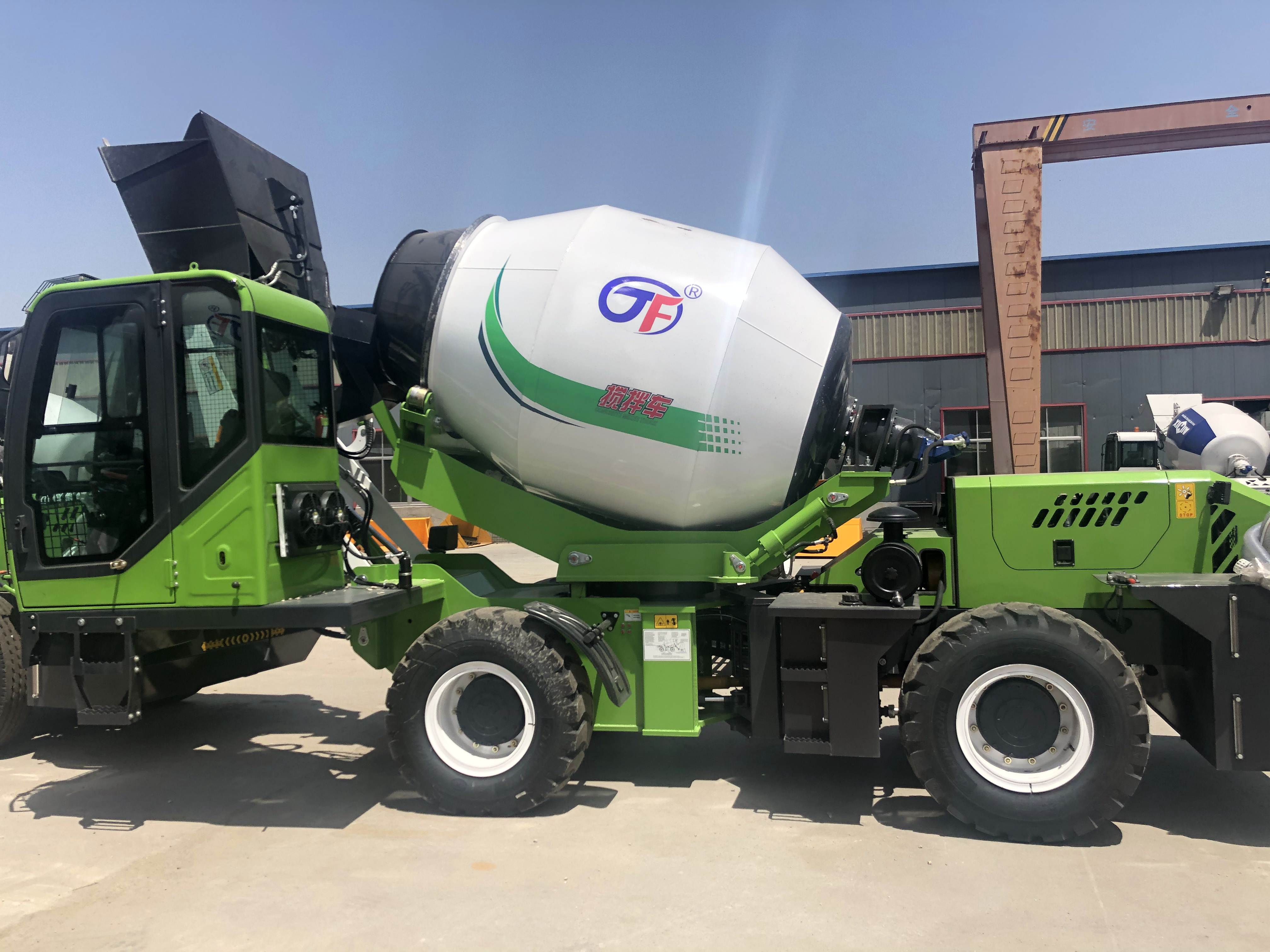 <b>自動上料混凝土攪拌車施工前的準備和優點</b>
