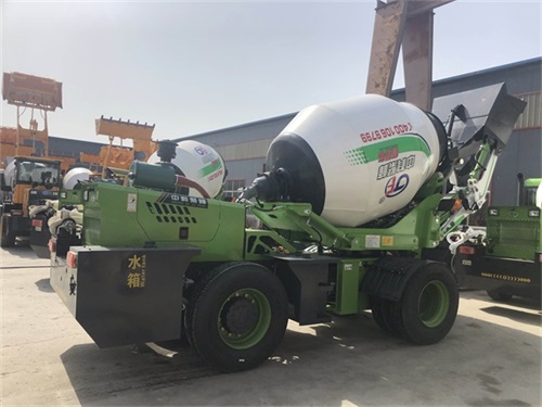 <b>混凝土自動上料攪拌車可在復雜地形移動</b>