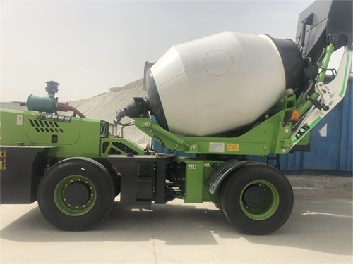 <b>自上料混凝土攪拌罐車維修方便省時省力且造型美觀</b>