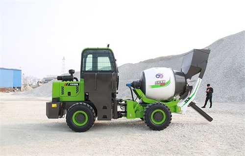 <b>自動上料強制式攪拌車動力強勁</b>