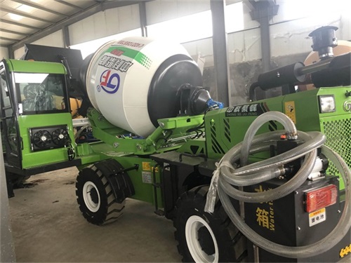 <b>自動上料攪拌機工作</b>