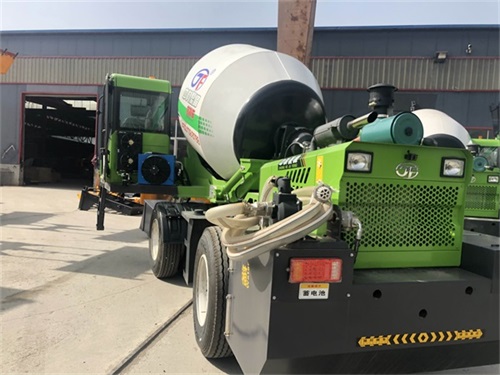 <b>自動上料攪拌車的安全系數(shù)讓您很放心</b>